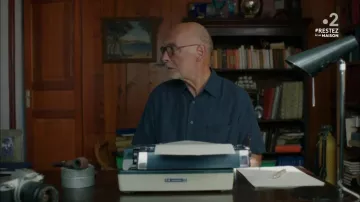 The shirt navy blue worn by Frank O'toole (James Faulkner) in Murder in paradise (S07E03)