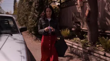 La falda roja de Aritzia que lleva Katie (Camila Mendes) en la película Mentiras y traiciones 