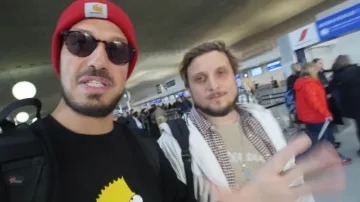 Le bonnet Carhartt rouge de Raphaël Carlier aka Carlito dans la vidéo ON REPASSE LE BAC : ESPAGNOL (24H À BARCELONE POUR RÉVISER) - Ep.3
