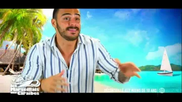 La chemise rayée de Benjamin Samat dans Les Marseillais aux Caraïbes 