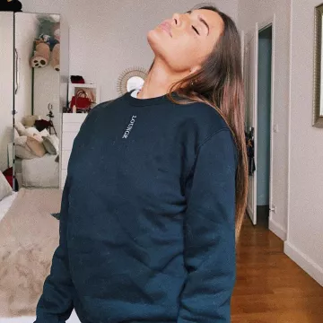 Le long pull noir "Lounge" porté par Danaë sur son compte Instagram @danae 