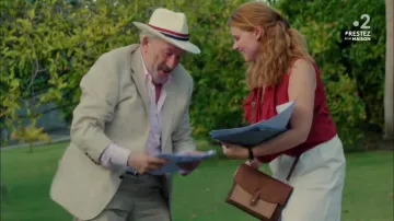 The hat straw worn by Larry South (Simon Callow) in Murder in paradise (S07E03)