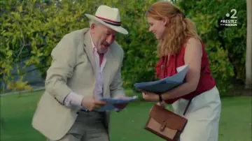 The hat straw worn by Larry South (Simon Callow) in Murder in paradise (S07E03)