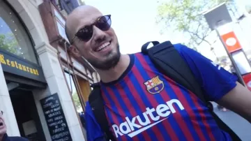 Le maillot Nike du FC Barcelone de Raphaël Carlier aka Carlito dans la vidéo ON REPASSE LE BAC : ESPAGNOL (24H À BARCELONE POUR RÉVISER) - Ep.3