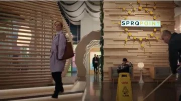 Tan Tote Bag worn by Zoey (Jane Levy) in Zoey's Extraordinary Playlist Season 1  Episode 12