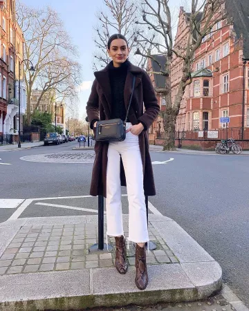 Black Turtle­neck Sweater of Patricia on the Instagram account @peexo