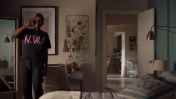 Black Graphic T-Shirt porté par Issa Dee (Issa Rae) dans l'Insécurité Saison 4 Épisode 4