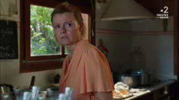 The blouse coral worn by Gilly White (Sian Gibson) in Murder in paradise (S07E03)