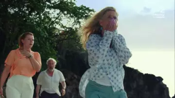 The white shirt worn by Larry South (Simon Callow) in Murder in paradise (S07E03)