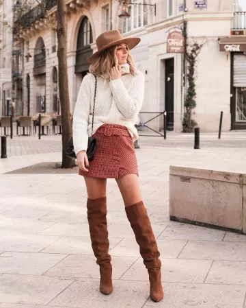 La mi­ni­jupe à Car­reaux Mango portée par Chloé Allain sur son compte Instagram @chlosertoyou