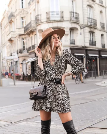 La robe che­mi­sier im­pri­mée Mango portée par Chloé Allain sur son compte Instagram @chlosertoyou