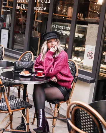Le pull-over à maille tex­turée Mango porté par Chloé Allain sur son compte Instagram @chlosertoyou