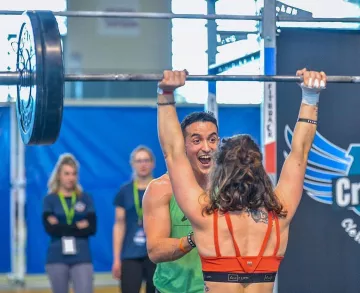 El sujetador naranja Aurum Activewear que lleva Juju Fitcats en su cuenta de Instagram @jujufitcats