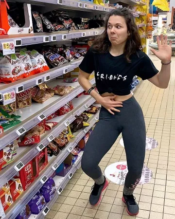 The t-shirt FRIENDS worn by Juju Fitcats on his account Instagram @jujufitcats