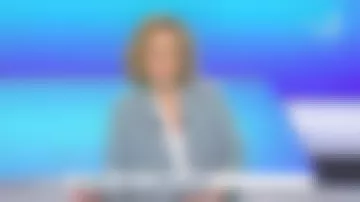 Le pantalon en modal souple effet peau de pêche de Caroline Roux dans C dans l'air le 05.05.2020