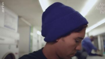 Gorra púrpura azul de Simon (Adam Bessa) en Lonely Loves (S01E02)