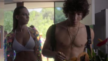 The necklace gold color worn by Valerio (Jorge López) in the series Elite (Season 3 Episode 6)