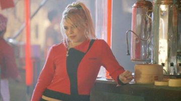Punkyfish Veste portée par Rose Tyler (Billie Piper) dans Doctor Who (S01E07)