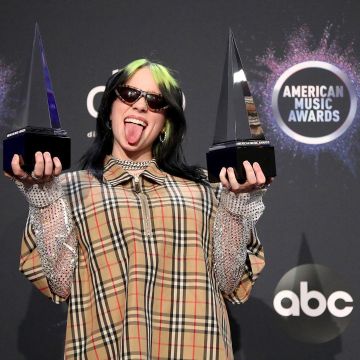La camisa vintage a cuadros de Burberry usada por Billie Eilish en los American Music Awards