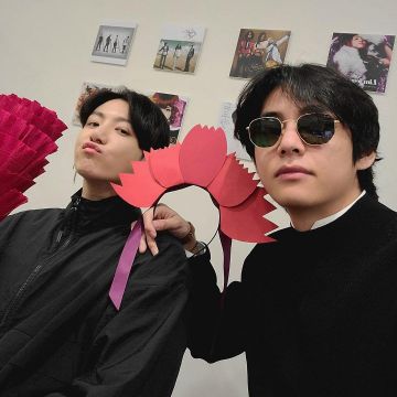 Sunglasses Ray-Ban worn by Kim Taehyung on the account Instagram @bts.jungkook