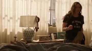 Shirt noir porté par Lucy Chen (Melissa O'Neil) dans La première Saison 2 Épisode 19