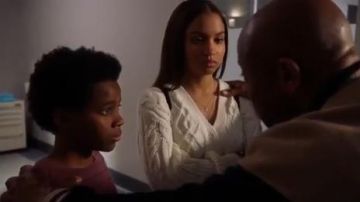 Blanc Câble Cardigan porté par Peut Accorder (Corinne Massiah) dans le 9-1-1 Saison 3 Épisode 17