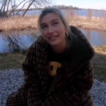 Drew House Mas­cot Hood­ie worn by Hailey Baldwin The Biebers on Watch May 4, 2020