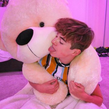 Black and white necklace worn by Jeremy Hutchins on his Instagram account @jeremyhutchins