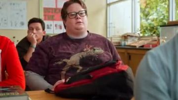 La Montagne de Bourgogne TShirt porté par Eric Perkins (Jack Seavor McDonald) dans je n'Ai Jamais Jamais Saison 1 Épisode 6