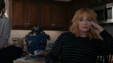 Rayé à encolure ras du cou Chandail porté par Beth Boland (Christina Hendricks) dans Good Girls Saison 3 Épisode 11