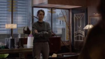 Ripped Grey Jeans usados por Kate Kane (Ruby Rose) en Batwoman Temporada 1 episodio 18