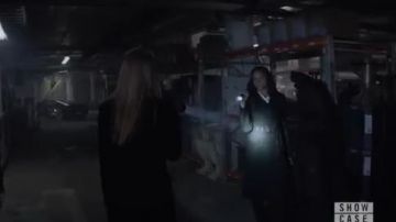 Gabardina con cinturón usada por Sophie Moore (Meagan Tandy) en Batwoman Temporada 1 Episodio 18