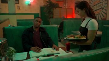 El polo burdeos que lució Adam (Jessie Usher) en Mentiras y traiciones