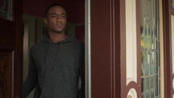 La sudadera gris con capucha de Adam (Jessie Usher) en Mentiras y traiciones