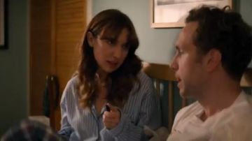 Camisa y pantalones cortos de pijama - Azul / Blanco usado por Nikki (Esther Smith) en Trying Temporada 1 Episodio 2