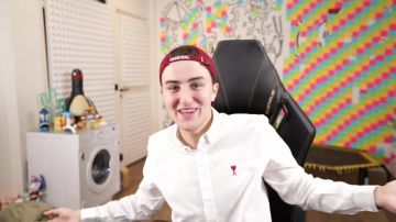 The white shirt Friend Paris range by HugoPosay in the YouTube video Who sees this face ? (Paréidolie)