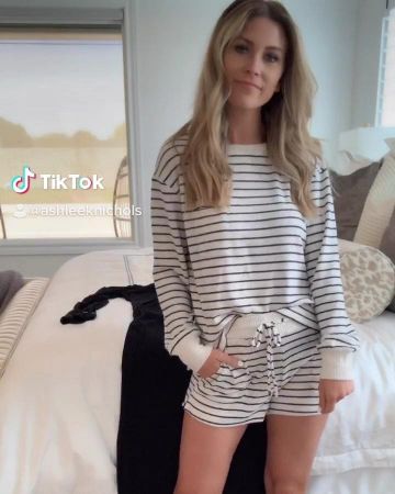 Striped Sweat­shirt of Ashlee Nichols on the Instagram account @ashleeknichols
