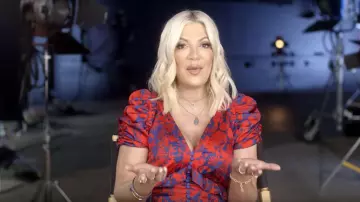 Vestido estampado rojo y azul usado por Tori Spelling en BH90210 First Look (HD) 90210 Revival con elenco original