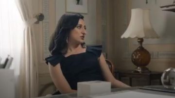 Rivaadd Plissé Épaule Robe Péplum porté par Debra (Mitra Jouhari) dans Trois Occupé Debras Saison 1 Épisode 6