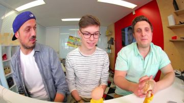 La chemise bleu grise de Raphaël Carlier aka Carlito dans la vidéo YouTube ON APPELLE DES GENS AU HASARD DANS NOS TÉLÉPHONES #3 feat. Seb La Frite