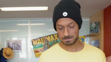 Le bonnet noir Jott de Raphaël Carlier aka Carlito dans la vidéo YouTube BOURRÉ SIMULATOR : LA COURSE EN ÉTAT D’IVRESSE