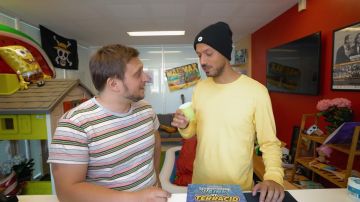 T-shirt manches longues jaune de Raphaël Carlier dans BOURRÉ SIMULATOR : LA COURSE EN ÉTAT D’IVRESSE