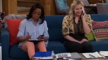 Brun Puff Sleeve Shirt porté par Gemma (Beth Behrs) dans Le Voisinage de la Saison 2 Épisode 22