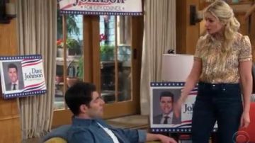 Flo­ral Print Blouse worn by Gemma (Beth Behrs) in The Neighborhood Season 2 Episode 22