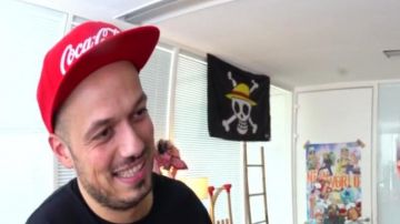 La casquette Coca Cola portée par Raphaël Carlier aka Carlito dans ON APPELLE DES GENS AU HASARD #8 feat. GAD ELMALEH - SPÉCIAL 3 MILLIONS