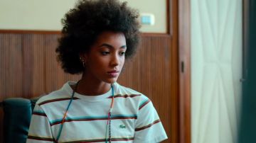 La camiseta lacoste a rayas blancas que lleva Summer (Rebecca Coco Edogamhe) en Three Meters Above the Sky (S01E01)