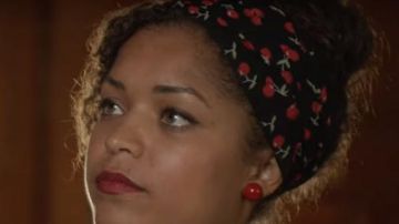 Los pendientes de perlas rojas de Evie (Antonia Thomas) en Lovesick (S01E01)