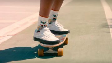 El par de Old Skool Vans blancas con suelas negras usadas por Summer (Rebecca Coco Edogamhe) en Three Meters Above the Sky (S01E01)