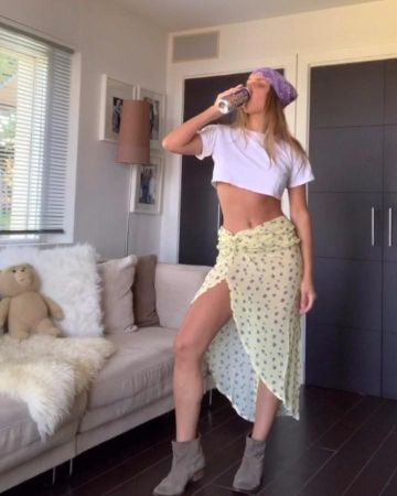 Pretty Little Thing Crop Top-White Carla Ginola on the account Instagram of @carla_ginola