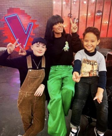 Le pantalon vert The Attico porté par Jennyfer sur une photo promotionnelle de The Voice Kids